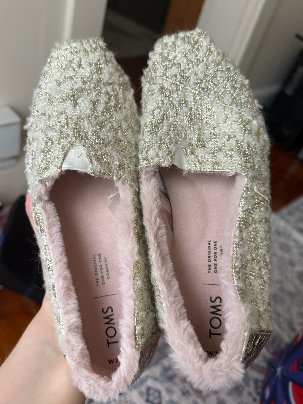 Tom’s faux fur lined flat shoes / size 7.5 / pink & silver